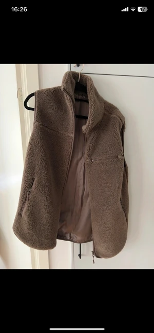 Teddyväst - Assnygg Teddyväst från other stories. Knappt använd. Passar S-L, snygg oversized modell. Perfekt till de flesta outfits och afterskis i vinter!