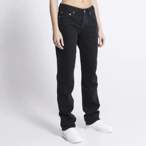 Jeans - Säljer dessa svarta jeans från lager 157 då dem inte kommer till användning längre, väldigt fint skick inga märken på användning köpte för 400kr och säljer för 300kr + frakt💗