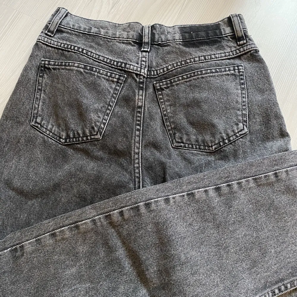 Mom jeans från mango strl 34, nästan aldrig använda. Använd gärna köp nu. Skriv om frågor finns🫶🏻. Farkut & Housut.