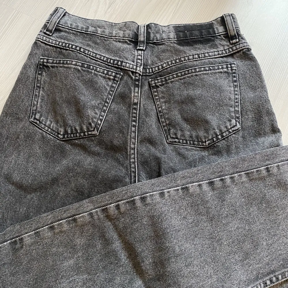 Mom jeans från mango strl 34, nästan aldrig använda. Använd gärna köp nu. Skriv om frågor finns🫶🏻. Jeans & Byxor.
