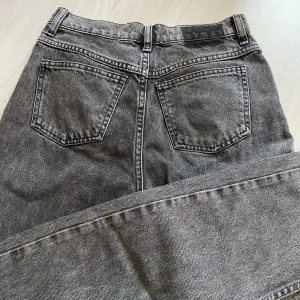 Mom jeans från mango strl 34, nästan aldrig använda. Använd gärna köp nu. Skriv om frågor finns🫶🏻