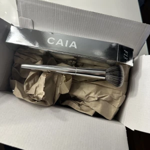 Caia sminkborste  - Säljer en helt ny sminkborste från Caia i modellen F13🌸💞