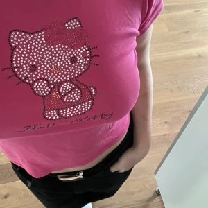 Hello Kitty topp - Söt Hello Kitty topp i fint skick! Passar storlek S/M beroende på hur man vill att den ska sitta💕