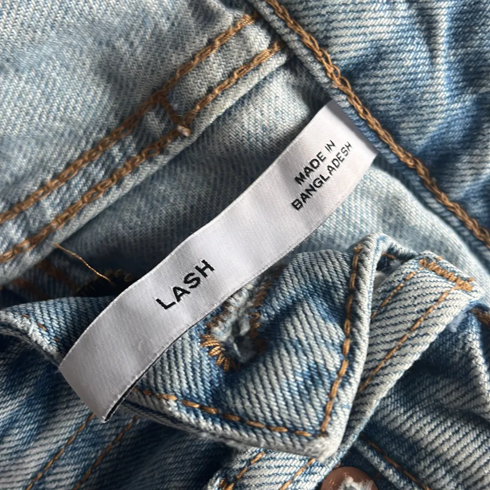 Säljer dessa ”Lash” jeans från weekday! De är dock avklippte på botten för att jag tyckte förr att de inte satt får ringt vid sömnen Jag gör en ”clean out” på min garderob! . Jeans & Byxor.