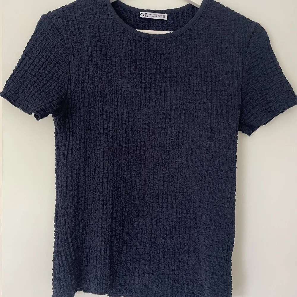 Marinblå tröja med struktur från Zara🤍 (Endast använd en gång). T-shirts.