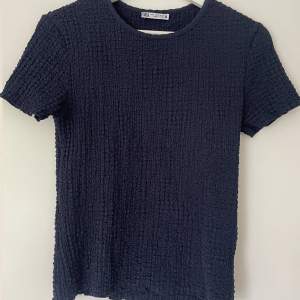 Marinblå tröja med struktur från Zara🤍 (Endast använd en gång)