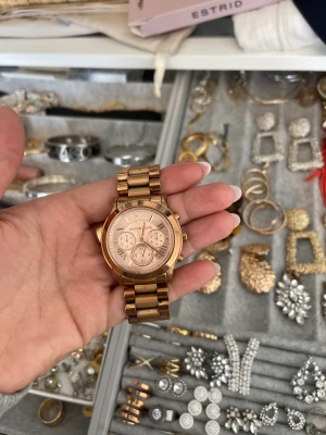 Michael kors klocka - Rose guld Michael kors klocka  Har en liten repa på glaset som knappt syns 