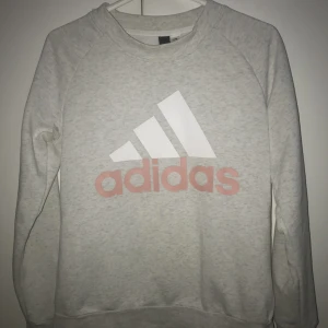 Adidas pink - Visa världen hur sportig du är med denna fräcka sport tröja och imponera människor som inte bryr sig.