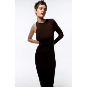 Säljer en helt ny (prislapp kvar) brun klänning från Zara i strl M. Hämtas i Sundbyberg eller skickas mot fraktkostnad.
