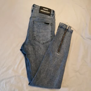 Dr denim jeans - Super snygga med dragkedja som detalj på vaderna