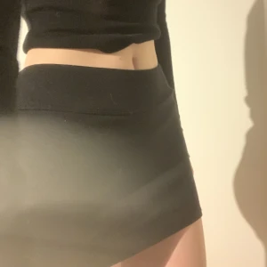 Mini kjol - Svart mini skjul från hm, skriv ifall ni har frågor💕