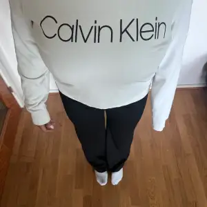 Calvin Klein tröja som är i bra skick och perfekt nu för hösten🥰 Behöver du fler frågor eller bilder på tröjan är det bara att skriva😌