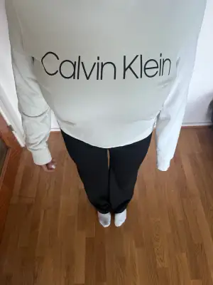 Calvin Klein tröja som är i bra skick och perfekt nu för hösten🥰 Behöver du fler frågor eller bilder på tröjan är det bara att skriva😌