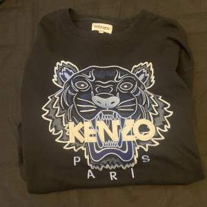 Äkta kenzo Paris tröja, köpt på Room 1006 i emporia för 2 år sen, använd 4 gånger, bytte stil därför har den inte kommit till användning, storlek XL  men passar också till M då den är slim fit 