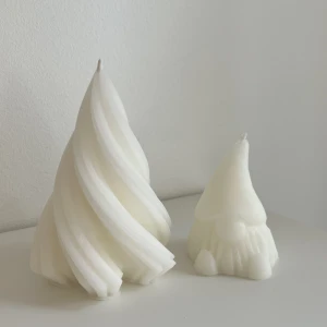 Designljus  - Ljus gjorda av stearin, finns mer på julidesign på Instagram. Tomte 69kr och julgran Swirl 149kr. Går att beställa även här!!