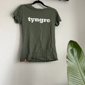 T-shirt från tyngre  - Använd fåtal gånger. Fin grön färg. 