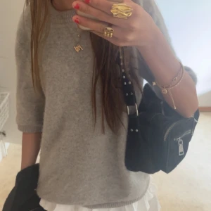 Stickad T-shirt  - ny skick t-shirt i kashmir 