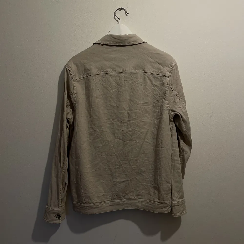 100% linne Overshirt i beige från J.Lindeberg. Inga defekter och fint skick🥰. Skjortor.