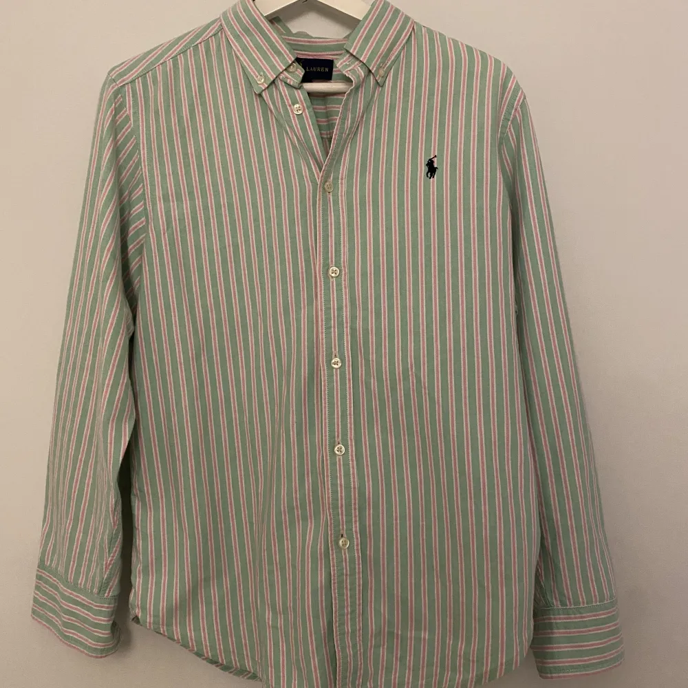 Säljer nu min somriga Ralph Laurent skjorta, lägger ut den för 400 men kan gå läggre vid en snabb affär⭐️. Skjortor.