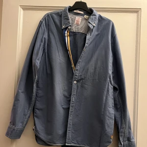 Scotch & soda skjorta - Blå skjorta. Liten i storleken passar en normal stor M