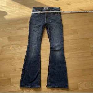 Low/mid waist jeans - Jätte fina bootcut jeans som jag säljer nu för att de tyvärr blivit för korta. Kom priv för mer bilder och info!💕(pris kan diskuteras)