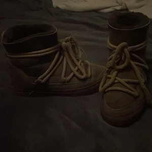 Inuikiis  - Ett par bruna inuiikiis i storlek 39. Man kan se på några få ställen att de är använda, men är generellt o bra skick. Köpta för 2500kr