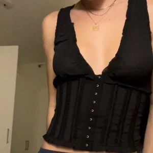 Svart korsett  - Svart cool korsett från Urban Outfitters! Helt ny, prislappen sitter kvar! 