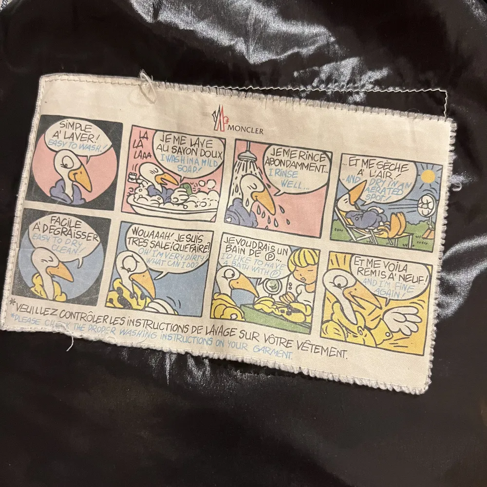 Snygg moncler jacka- strl 1 (small). Är i bra skick 8/10 men använd’ (cartoonen är sliten, plus lite slitage på kanten längst ner) men inget som syns. Köpt på haiendo-shop.com, nypris 10,500kr, Skriv i dm för mer funderingar. (Pris går att diskutera). Takit.