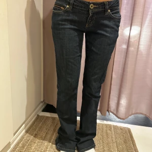 Lee jeans!  - Jätte fina mörkblå Low waist Lee jeans! Kommer tyvärr inte till användning. Köpta här på Plick! Storlek s/m då de är stretchiga ! Sista bilden är defekt 
