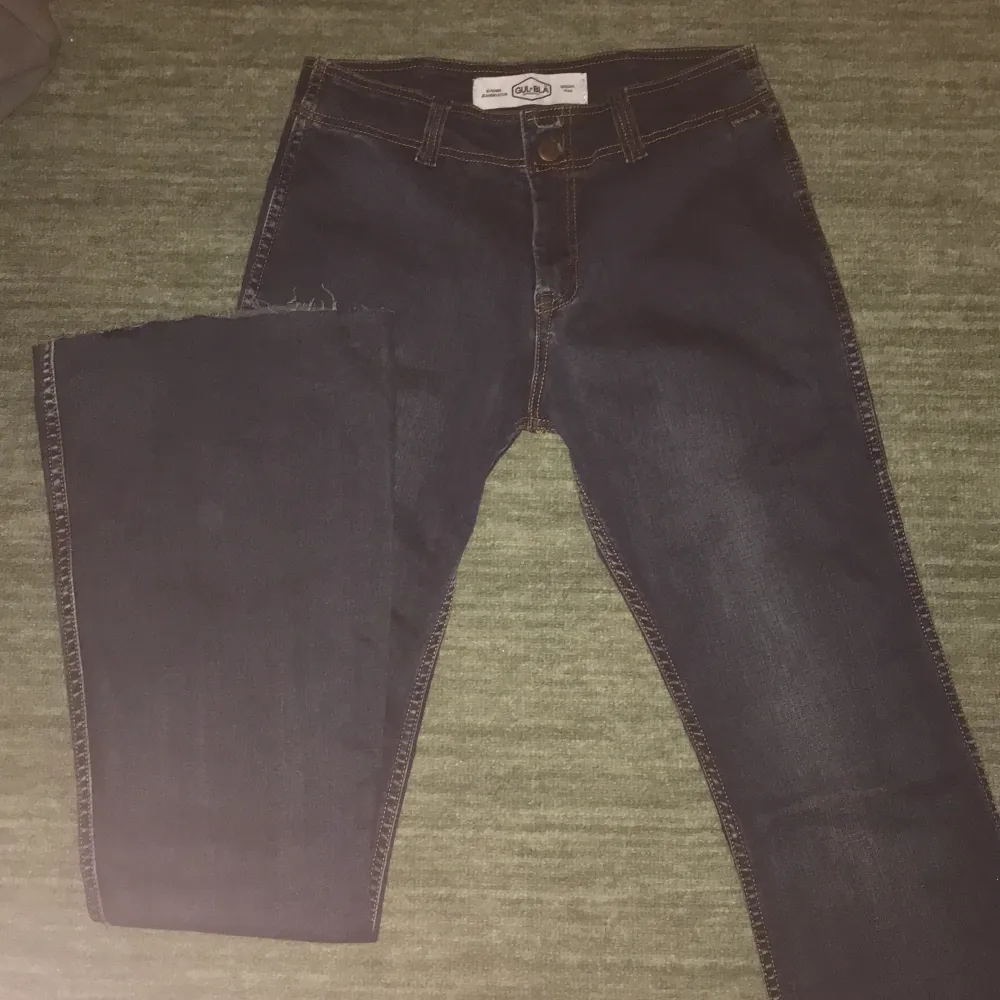 Mörka jeans, säljer för att d är förstora och kommer inte till användning. Nästan aldrig använda :). Jeans & Byxor.