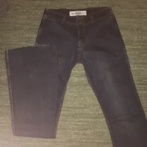 Gulblå jeans - Mörka jeans, säljer för att d är förstora och kommer inte till användning. Nästan aldrig använda :)