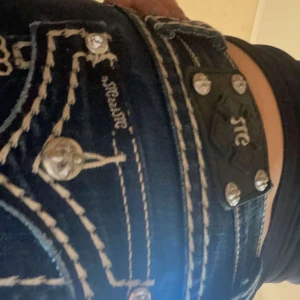 Low waist boot miss me jeans - Äkta miss me jeans, dom är i modellen boot men hade tänkt sy dom ännu mer bootcut, skickar med tyg osv om man vill sy dom mer bootcut själv. Dom är sjukt snygga men sitter däremot inte bra på mig i midjan. Orginal pris: 2000kr. Kör direkt för 800kr.