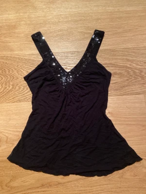 Svart tröja - Svart tröja med paljetterna på, använd av min tjej vet inte exakt mått, kan fråga henne i värsta fall