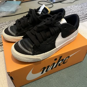 Nike blazer low jumbo - Använda ett par gånger men inga skador. Säljer då jag köpte fel storlek. Ordinarie pris ca 1150kr. Skriv för fler bilder eller ev pris. 