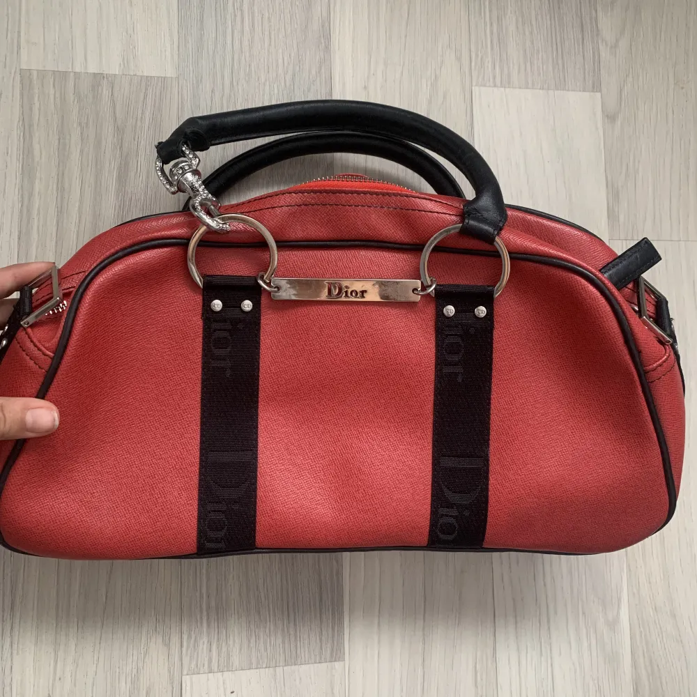 Röd Christian Dior, köpt på human, bra kvalitet inget skadat läder och har en ficka. Skriv om ni behöver mer bilder på väskan. . Väskor.