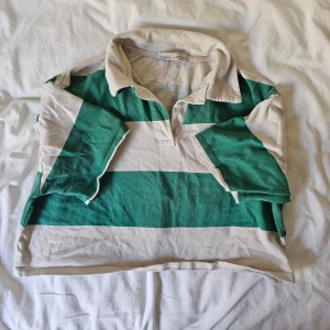  Croppad skjorta - Croppad skjorta från Pull&Bear i mjukt tyg. I bra skick men använd. Supersöt men används inte längre.