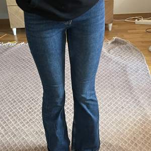 Säljer dessa skit snygga flare jeans från hm! De är mod wasted men lite korta på mig som är 175. Använda typ en gång så därför ny skick! Köpte de nya för 300 kr säljer nu för 130+ fri frakt idag! Pris går alltid att diskutera! Hör av dig om frågor❤️