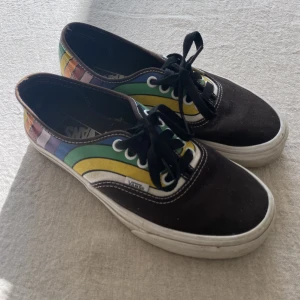Vans skor - Säljer mina vans skor som är bara är använda ett fåtal gånger. Originalpris 800kr, säljer för 450kr. Storlek 38,5. Pris kan diskuteras💗