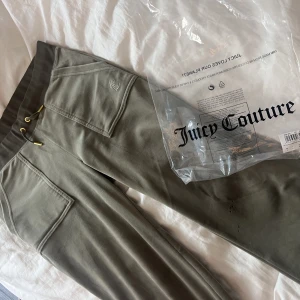 Juicy cotoure byxa - Juciy byxa storlek S, köpta en vecka sen men råkade torktumla på för hög värme så blev materialet defekt (se bild) syns inte så mycket enbart på nära håll.  Original pris 1200kr på nelly 