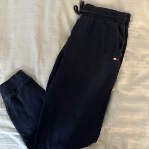 Tommy Hilfiger - Superfina Marinblåa mjukisar från Tommy Hilfiger. Kommer inte till användning.