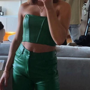 Grön skinntopp Zara XS - Grön skinntopp från zara storlek XS Som ny