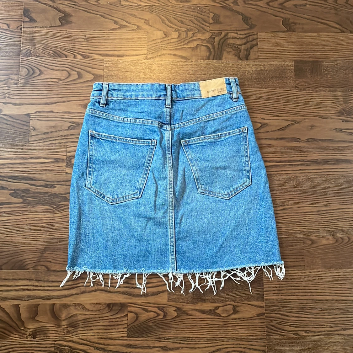 Kort blå jeanskjol. - 90