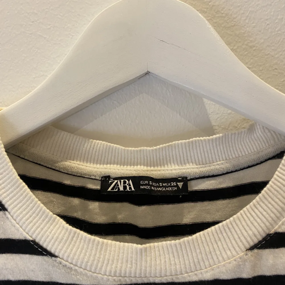 Svart/vit randig t-shirt från Zara. Använd men sparsamt i storlek S. . T-shirts.