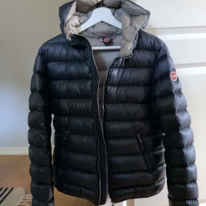 Colmar jacka - Säljer min fina colmar jacka som bara har används i en vinter och köptes förra året. Den är i mycket bra skick och välldigt varm, priset kan diskuteras💗