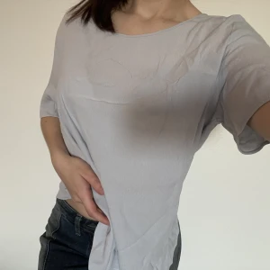 T-shirt  - Lätt genomskinlig viskos tisha. Den är babyblå. Sista bilden är ft min katt 