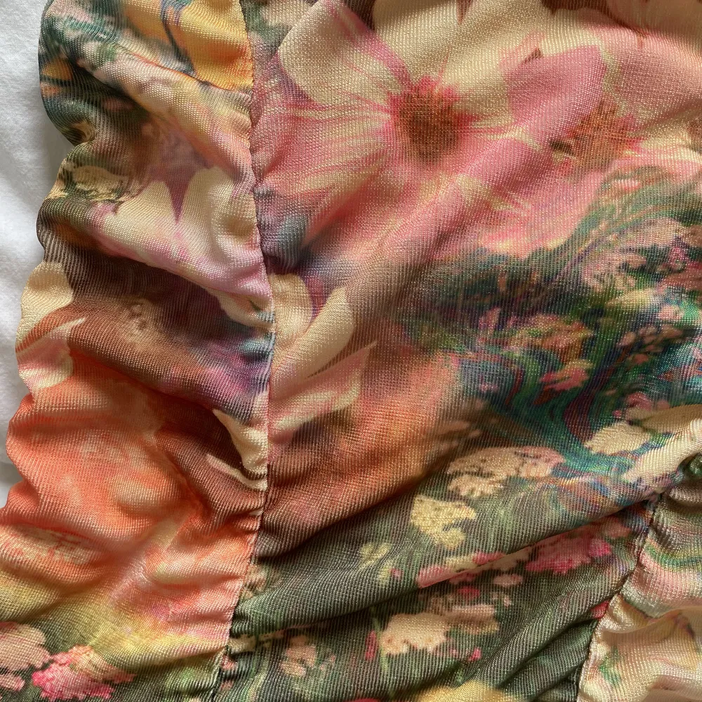 Fint blommigt linne i väldigt stretchigt material. Köpt på urband outfitters för några år sedan. Storleken är xs men som sagt är linnet väldigt stretchigt!☺️. Toppar.