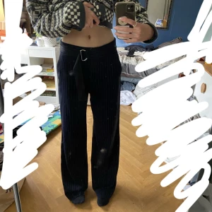 marinblå kostymbyxor  - Marinblå vida byxor med smala vita strimmor, inbyggt bälte, full längd. Hör av dig om du har några frågor!