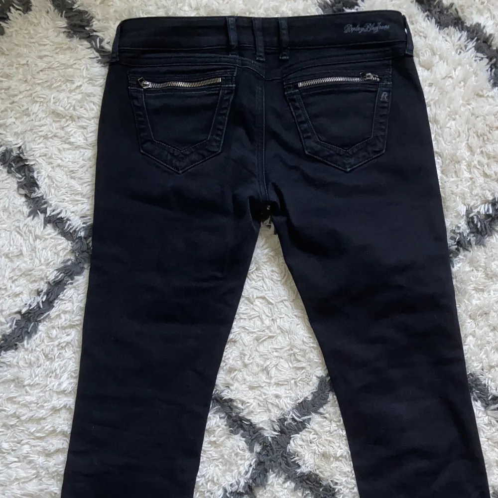 Säljer mina replay jeans som jag köpte har på plick! Modell ”Jennpez” storlek: W29 L32. Jag använder vanligtvis Xs och de är lite stora i midjan för mig, men funkar 💕 lågmidjade . Jeans & Byxor.