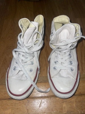 coverse skor vita - Jätte fina nästan helt oanvända,fortfarande vita. I storlek 37 
