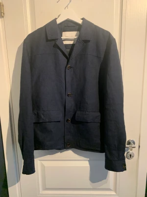 These glory day overshirt - Overshirt/kavaj ish från these glory data Ny pris cirka 1200kr om jag finns rätt! Sparsamt använd och fri från hål och annat! Storlek M passar cirka 180cm Väldigt bra skick på jackan!